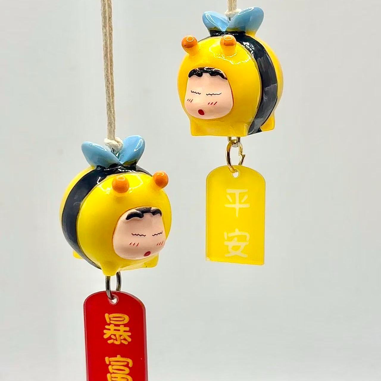 Car Accessories For Interior - Crayon Shin-chan Arı Kostümü Figürü Araba